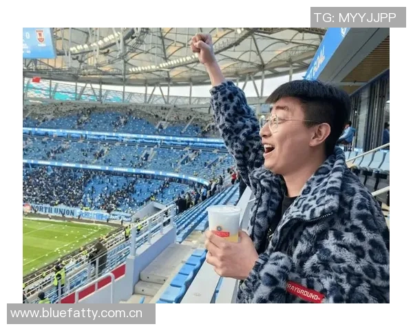 足球明星泼啤酒事件背后的故事与球迷反应揭秘